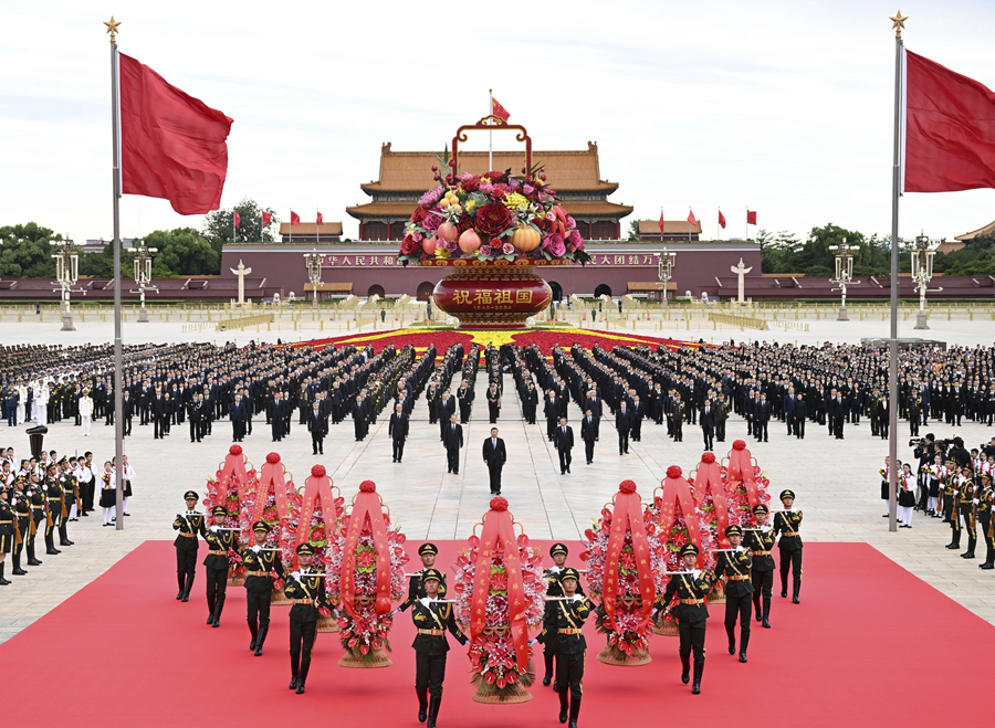 9月30日上午，党和国家领导人习近平、李强、赵乐际、王沪宁、蔡奇、丁薛祥、李希、韩正等来到北京天安门广场，出席烈士纪念日向人民英雄敬献花篮仪式。